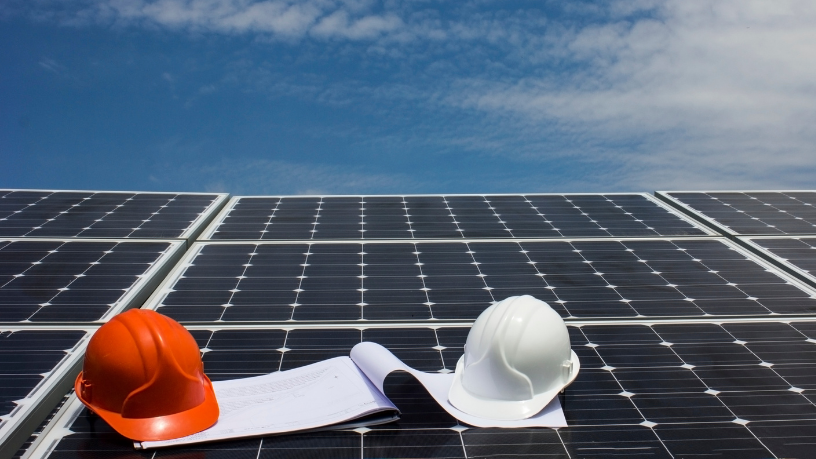 Projetos de energia solar compartilhada podem transformar comunidades de baixa renda, segundo Fernando Trabach.