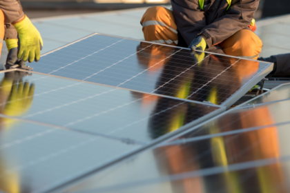 Fernando Trabach defende a energia solar comunitária como solução acessível e sustentável para reduzir desigualdades energéticas.
