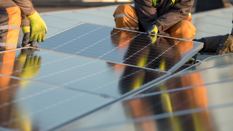 Fernando Trabach defende a energia solar comunitária como solução acessível e sustentável para reduzir desigualdades energéticas.