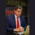 Márcio Coutinho destaca as medidas legais para combater a desinformação contra a Justiça Eleitoral e proteger suas instituições.