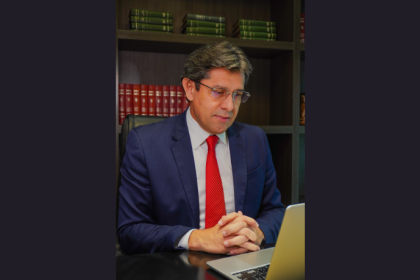 Márcio Coutinho destaca as medidas legais para combater a desinformação contra a Justiça Eleitoral e proteger suas instituições.
