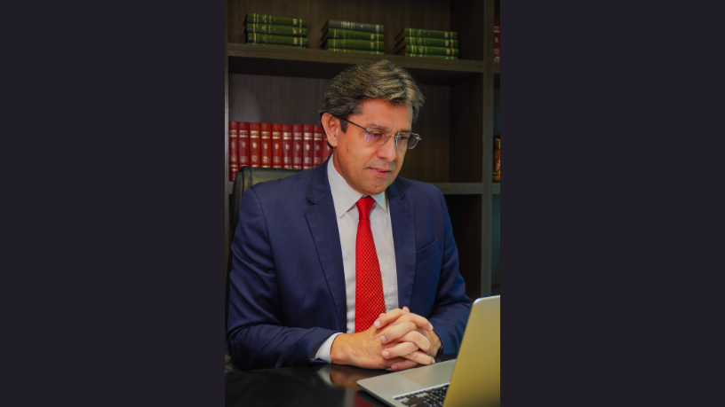 Márcio Coutinho destaca as medidas legais para combater a desinformação contra a Justiça Eleitoral e proteger suas instituições.