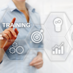 Programas internos de desenvolvimento revelam como a formação de lideranças de alto impacto transforma soft e hard skills em resultados.