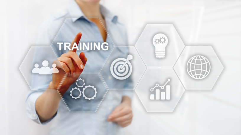 Programas internos de desenvolvimento revelam como a formação de lideranças de alto impacto transforma soft e hard skills em resultados.