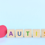 Alexandre Costa Pedrosa apresenta estratégias eficazes para promover inclusão e bem-estar de pessoas com autismo em diferentes contextos.
