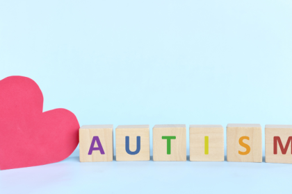 Alexandre Costa Pedrosa apresenta estratégias eficazes para promover inclusão e bem-estar de pessoas com autismo em diferentes contextos.