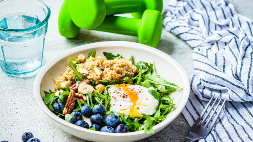 Entre fatos e ilusões da nutrição esportiva, Sérgio Bento De Araújo mostra o que é ciência e o que é exagero no mundo do treino e da alimentação.