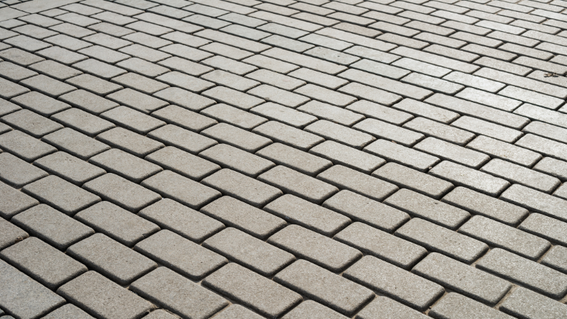 O estudo de Valderci Malagosini Machado analisa a aplicação de pavers drenantes em condomínios, destacando a influência da base na longevidade do sistema.