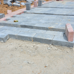 Valderci Malagosini Machado explora a importância dos pavers drenantes em condomínios residenciais e como a qualidade da base impacta a durabilidade do sistema.