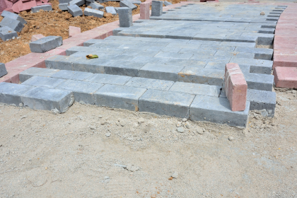 Valderci Malagosini Machado explora a importância dos pavers drenantes em condomínios residenciais e como a qualidade da base impacta a durabilidade do sistema.