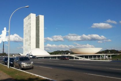 O Papel da Mídia Especializada na Compreensão do Cenário Político Nacional e a Busca por Isenção
