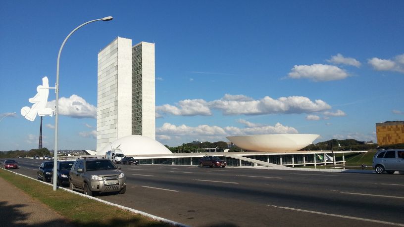 O Papel da Mídia Especializada na Compreensão do Cenário Político Nacional e a Busca por Isenção