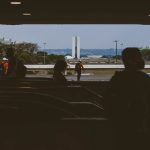 Silhuetas de pessoas em uma passagem subterrânea diante do Congresso Nacional, em Brasília.