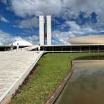 Vista externa do Congresso Nacional do Brasil, em Brasília, sob céu claro.