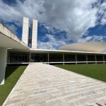 Vista externa do Congresso Nacional do Brasil sob céu claro.