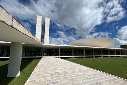 Vista externa do Congresso Nacional do Brasil sob céu claro.