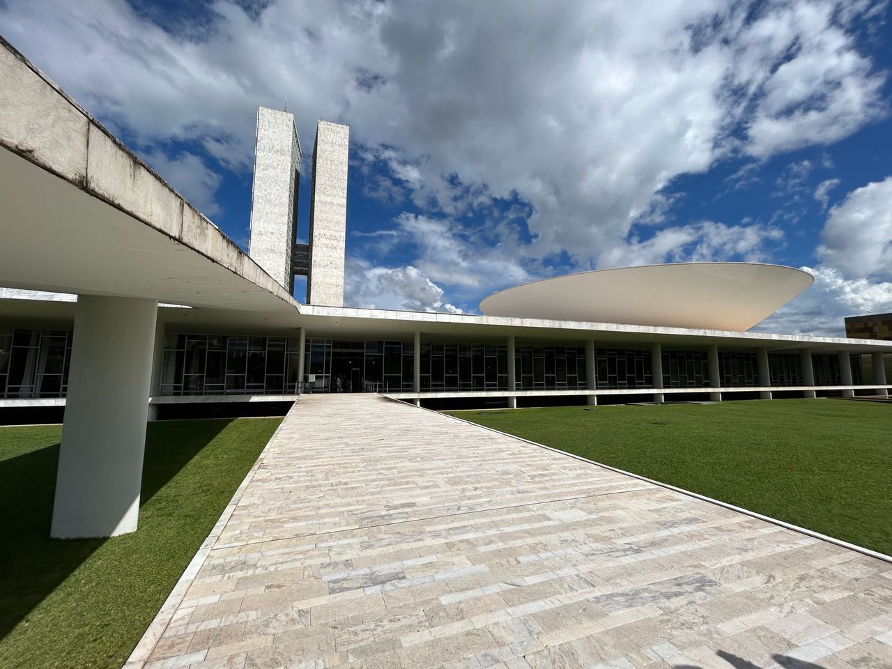 Vista externa do Congresso Nacional do Brasil sob um céu claro.