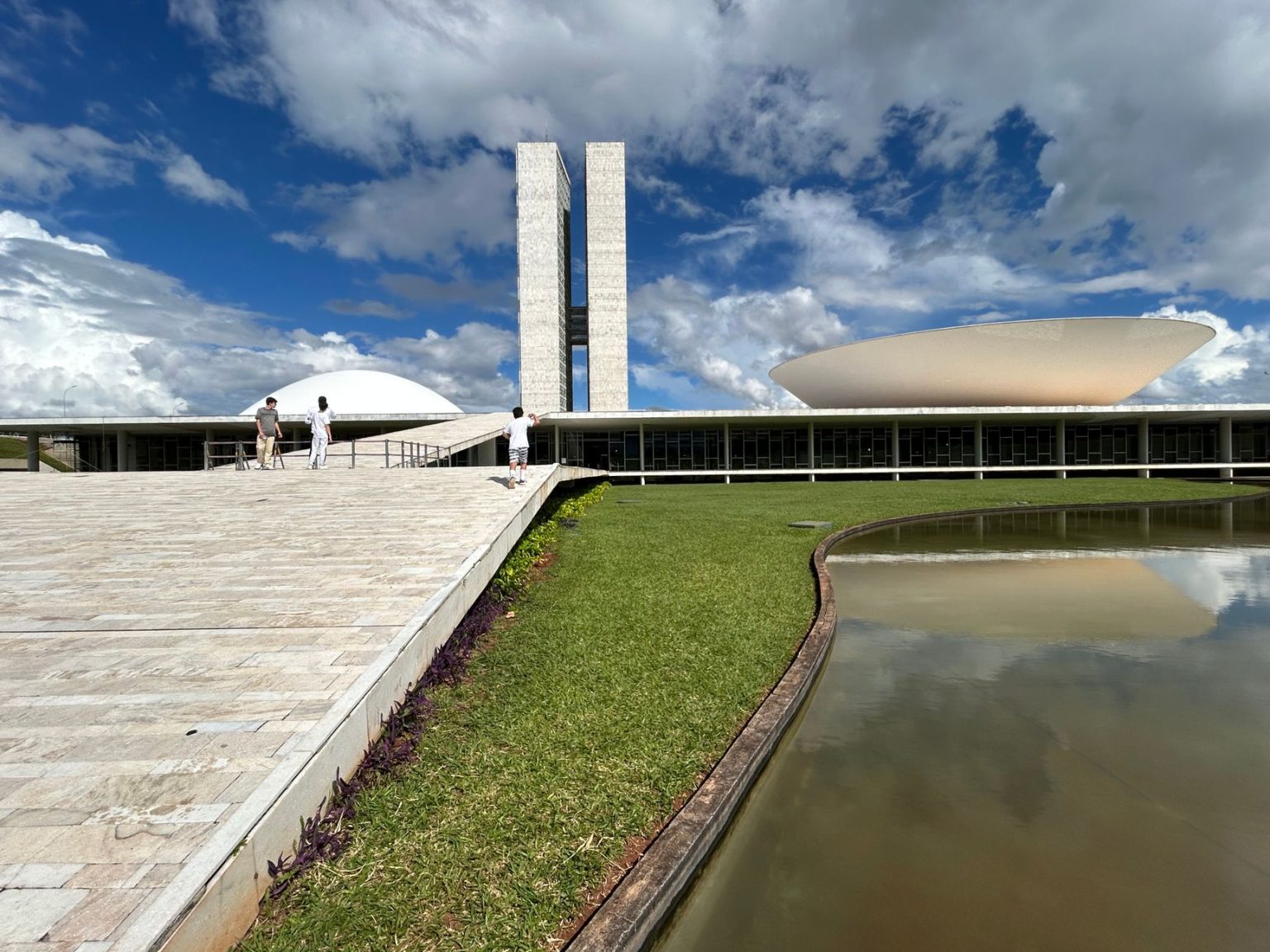 Vista do Congresso Nacional em Brasília sob céu claro.