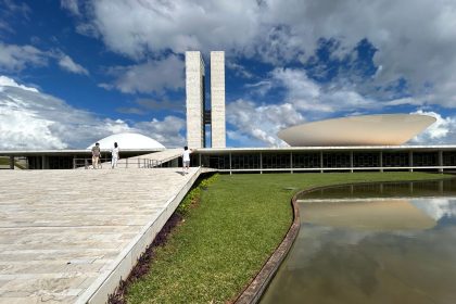 Vista do Congresso Nacional em Brasília sob céu claro.