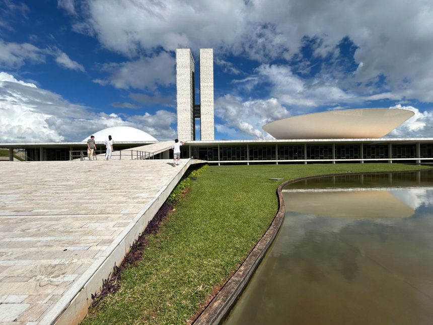 Vista do Congresso Nacional em Brasília sob céu claro.