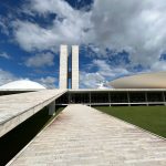 Edifício do Congresso Nacional do Brasil, em Brasília, sob céu azul.