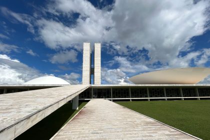 Edifício do Congresso Nacional do Brasil, em Brasília, sob céu azul.