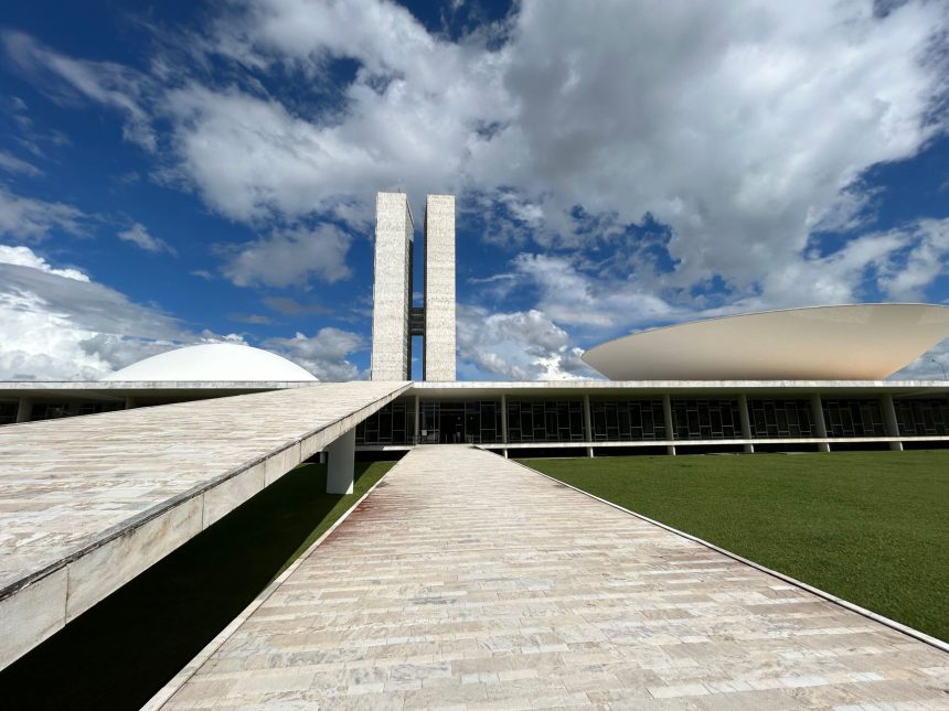 Edifício do Congresso Nacional do Brasil, em Brasília, sob céu azul.
